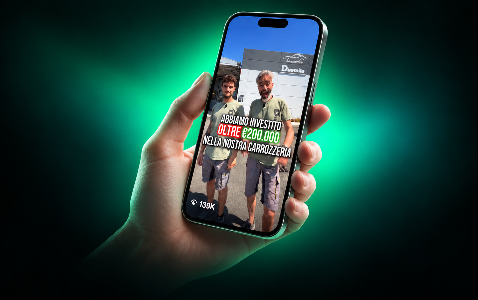 Una mano tiene uno smartphone con il Reel di Autocarrozzeria Duemila e 139.000 visualizzazioni, su una sfumatura verde Algoritmo